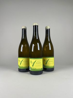 trois bouteilles de vin posées sur une table