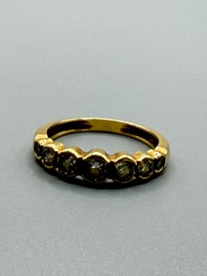 une image représentant une bague en or sertie de diamants noirs