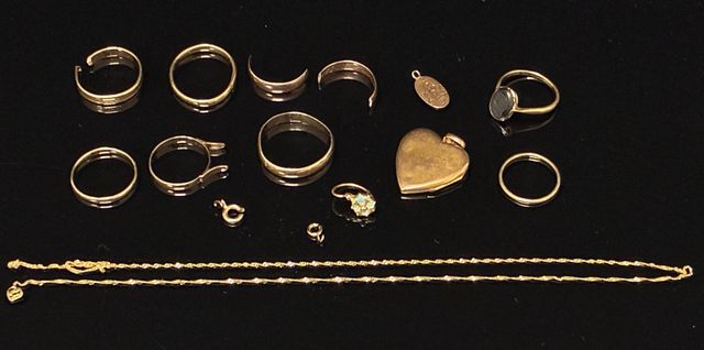 Or 18 carats 750 millièmes à la casse : Chaine de cou accidentée,...