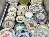 plusieurs assiettes posées sur une table