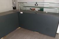 1 comptoir d'accueil en angle, stratifié gris + vitrine (photo 2)