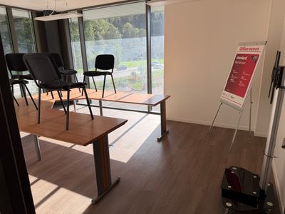 une pièce avec des chaises et une table