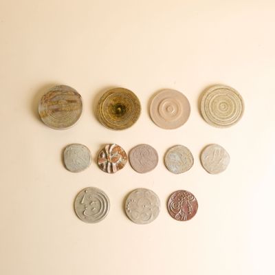 une multitude de pièces disposées sur le mur