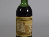 une bouteille de vin posée sur une table