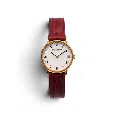 une image d'un gros plan d'une montre-bracelet avec des chiffres romains