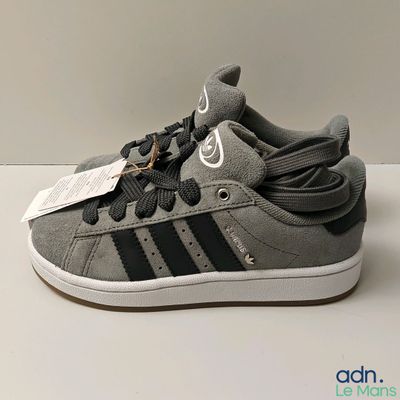 chaussures Adidas Superstar grises et noires avec une étiquette sur le côté