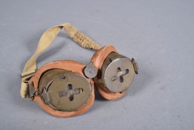 deux paires de lunettes de protection posées sur une table