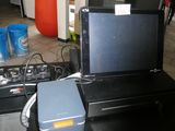un ordinateur portable posé sur un bureau noir
