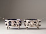 paire de bols en métal argenté ornés de motifs bleus et blancs, accompagnés de cuillères