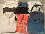 beaucoup de t-shirts étalés sur une table