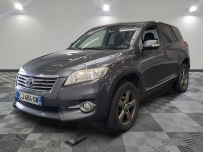 une photo d'une Toyota RAV grise garée dans un garage