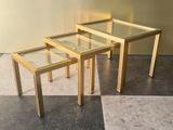 deux tables avec un plateau en verre et un piètement doré