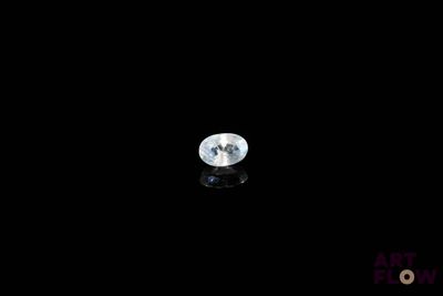 gros plan d'un diamant blanc sur une surface noire