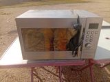 un micro-ondes posé sur une table au rez-de-chaussée