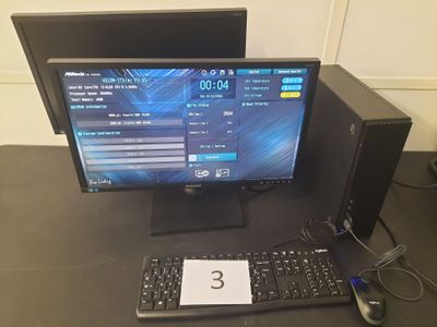 un ordinateur de bureau posé sur une table avec un clavier et une souris