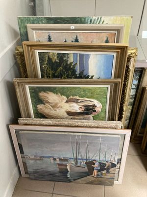 de nombreux tableaux posés à même le sol de cette pièce