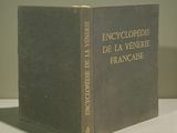 un livre posé sur une table devant un mur