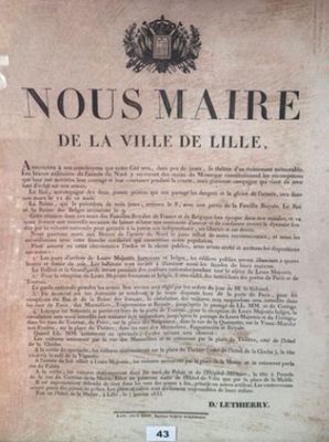 un vieux journal sur lequel figure la photo en noir et blanc d'un homme tenant un couteau