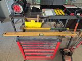 un établi avec des outils dans un garage