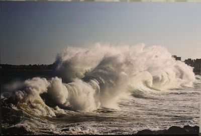 une grande vague qui déferle sur le rivage de l'océan