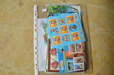 beaucoup de timbres sur une feuille de papier posée sur une table