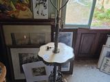 une petite table sur laquelle est posée une lampe, dans une pièce