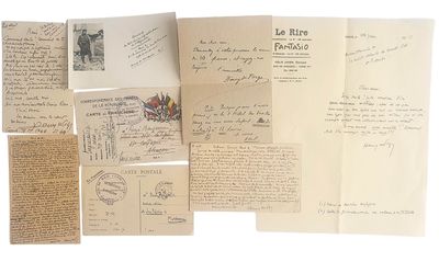Plusieurs vieilles lettres et documents sont empilés les uns sur les autres