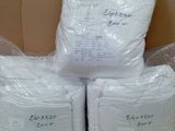 plusieurs paquets de papier toilette empilés les uns sur les autres dans une boîte en carton