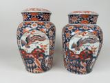paire de vases chinois ornés de motifs orientaux sur fond blanc