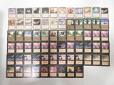 un lot de cartes posées sur une table