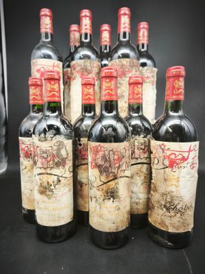 six bouteilles de vin sont alignées sur une table