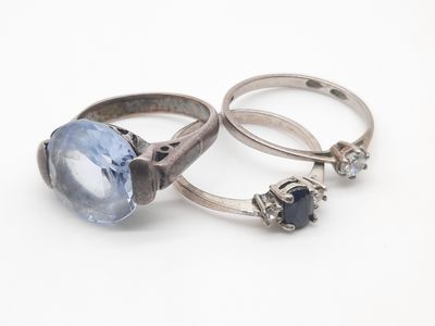 deux bagues en argent ornées d'une topaze bleue et d'une topaze bleue