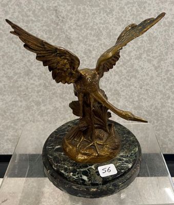 statue en bronze d'une femme tenant un oiseau sur un socle en marbre