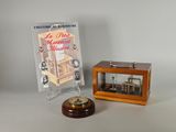 une petite horloge en bois, avec une vitrine à côté