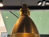 une lampe suspendue au plafond de la pièce