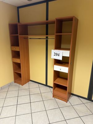 une pièce vide avec un placard et une affiche accrochée au mur