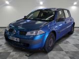 la photo d'une voiture bleue garée dans un garage