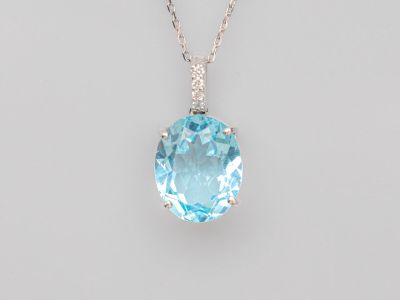 un pendentif composé d'une topaze bleue et de diamants, monté sur une chaîne