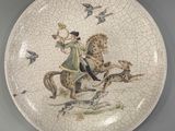 une assiette avec l'image d'un homme à cheval