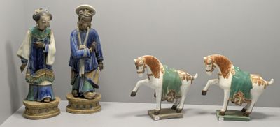 trois figurines représentant un homme à cheval et une femme à cheval