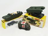 deux véhicules militaires miniatures et un camion dans une boîte