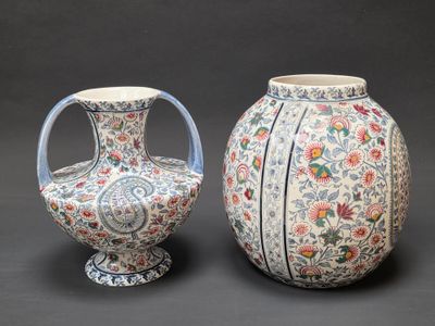 deux vases posés l'un à côté de l'autre sur une table