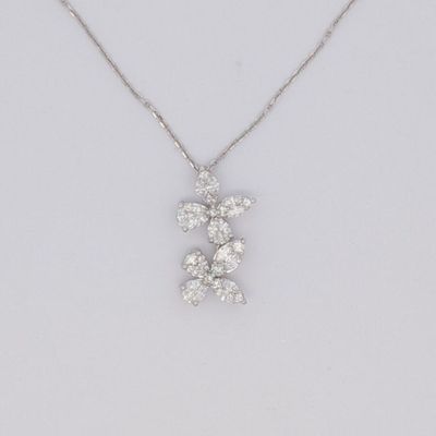 gros plan d'un collier de diamants sur fond blanc
