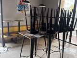 une pièce contenant beaucoup de chaises et de tables