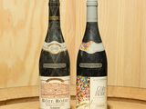 deux bouteilles de vin posées sur un tonneau