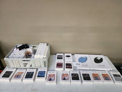 une table sur laquelle sont posés de nombreux livres
