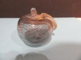 une pomme en verre posée sur une table