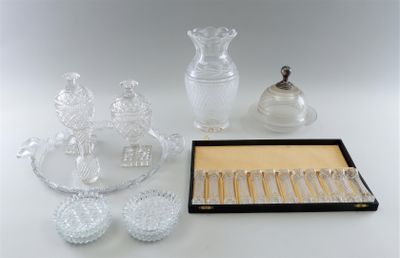 une table sur laquelle se trouvent de nombreux objets en verre