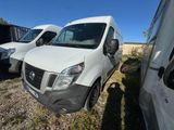 Trois fourgonnettes blanches sont garées côte à côte sur un parking.