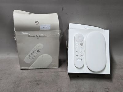 une boîte blanche contenant une télécommande